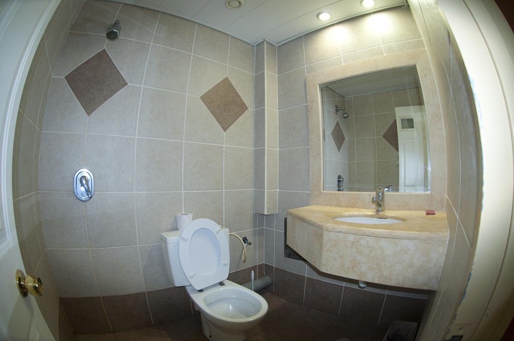 Faulty Towers Hotel إيلات الغرفة الصورة